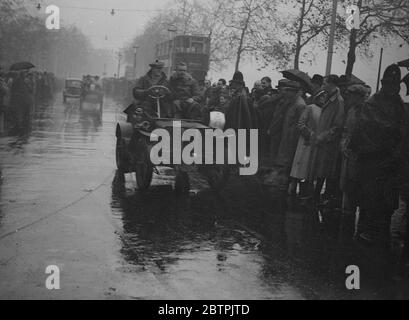 Panne sur le pont de Westminster . Les vieux crocks font la course jusqu'à Brighton dans la course de jour de l'Emnacipation . Le procès annuel de Old Crocks à moteur de Londres à Brighton , le jour du commeratig Emancipatio , où les automobilistes ont été autorisés à se passer des services d'un homme avec un drapeau rouge , a commencé à Wilson Street City . Près d'une centaine de voitures , dirigées par un ancien Allemand , 41 ans , participent aux procès . Photos , vieux crocks passant le long du remblai sur le chemin de Brighton . 17 novembre 1935 Banque D'Images