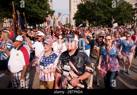 VFW Military Salute Parade et Patriotic Celebration dans le centre-ville de St. Louis, Missouri, États-Unis. Banque D'Images