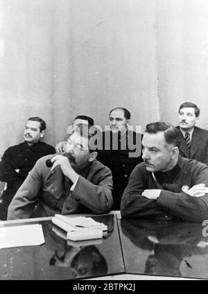 Staline suce son tuyau . Avec une expression de bonheur calme sur son visage , Joseph Staline , dictateur des Soviets , suce son tuyau en écoutant les discours à la conférence d'un ouvrier à Moscou . A droite est K E Voroshilov , la défense Commissar . Derrière se trouvent de gauche à droite A Andreyev , L M Kaganovich ( chemins de fer Commissar ) , et V J Cubar . 19 décembre 1935 Banque D'Images