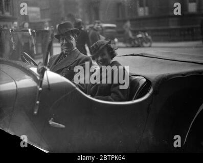 Marié à Caxton Hall . M. Alan Gorgan et sa mariée , Mlle Winifred Mann , quittant le bureau de Westminster dans leur voiture après leur mariage hier . Banque D'Images