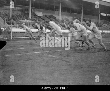 Les championnats AAA sont ouverts sous une forte pluie à White City . Les championnats de l' Association amateur d'athlétisme , que ae considérait comme des épreuves pour les Jeux Olympiques de Berlin , ont ouvert sous une forte pluie à la ville Blanche , Londres . Les athlètes les plus performants dans les championnats seront membres de l'équipe britannique pour les Jeux Olympiques . Photos montre , le début des demi-miles chauffe , le second de la caméra est J C Stothard , le support . 10 juillet 1936 Banque D'Images