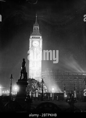 Londres illuminé à l'occasion de la conférence des ingénieurs de l'éclairage public . La photo montre le grand Ben national illuminé de la Tamise . Septembre 1935 Banque D'Images