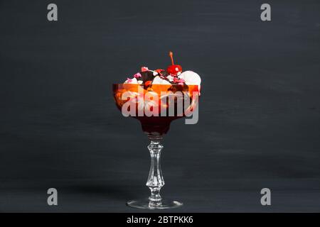 Glace à la vanille avec garniture au chocolat sur fond de bois. Faible profondeur de champ. Banque D'Images