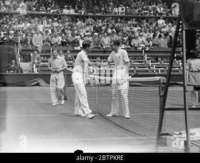 Les championnats de tennis de Wimbledon sont ouverts . Perry rencontre Stratford . G D Stratford en jeu contre Fred Perry . 22 juin 1936 Banque D'Images