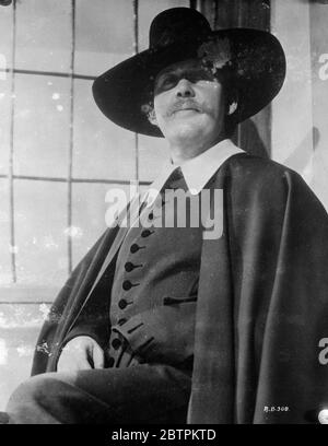 Charles Laughton comme Rembrandt . Charles Laughton est maintenant Rembrandt van Rijn , grand peintre hollandais du 17 ème siècle . Il joue le rôle de titre dans le film Rembrandt qui est produit à Denham , Buckinghamshire . Photos : Charles Laughton comme Rembrandt . 7 juillet 1936 Banque D'Images