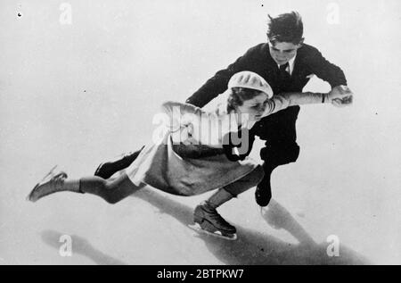 Étirement de leurs jambes . Frère et sœur pour les Jeux Olympiques . Frère et sœur représenteront l'Autriche lors de la compétition de patinage en double des Jeux Olympiques de 1936 à Garmisch Partenkirchen . Ils sont Frauléin Ilse Pausin et son frère Erich Pausin . Photos , Ilse et Erich Pausin pratiquant sur la glace . 6 janvier 1936 Banque D'Images