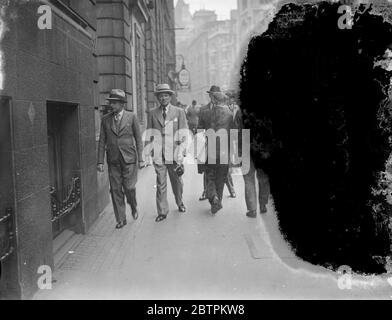 Herr Reiff à Londres photos : Herr Reiff , chef du Scherl Bilderdienst , dans le Temple , siège de la profession juridique à Londres . 22 mai 1936 Banque D'Images