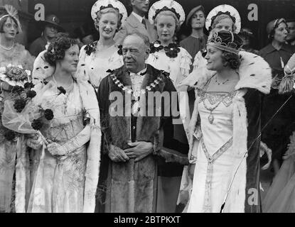 Le Carnaval de Barking . Mlle Kathleen Baye , dactylographe d'une banque de ville , a été couronnée Reine de Barking Carnaval . Le maire de Barking , Aldarman A Whiting , JP , avec le Carnaval Reine de Barking sur les marches de l' Hôtel de ville . La Reine du Carnaval de Southend porte la couronne . 14 septembre 1935 Banque D'Images