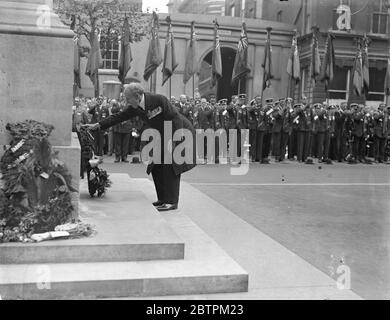 Le général Sir Ian Hamilton dépose Wreath sur Cenotaph au service de la Légion britannique . Sous la direction du général Sir Ian Hamilton , des membres de la Légion britannique ont assisté à leur défilé annuel et à leur service au Cenotaph à Whitehall . Le général Sir Ian Hamilton a placé une couronne sur le Cenotaph . Photos : le général Sir Ian Hamilton pose la couronne sur le Cenotaph . 31 mai 1936 Banque D'Images