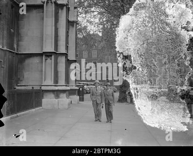 Herr Reiff à Londres photos : Herr Reiff , chef du Scherl Bilderdienst , dans le Temple , siège de la profession juridique à Londres . 22 mai 1936 Banque D'Images