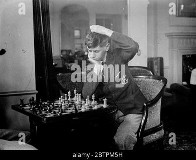 Impasse . Les champions d'échecs de toutes les parties du monde sont en compétition dans le deuxième congrès annuel d'échecs qui a ouvert au Grand Hotel , Margate . Un joueur a établi un nouveau record en voyageant des îles Philippines pour participer . Le plus jeune concurrent est Mlle Elaine Saunders , âgée de 10 ans. Photos , C Richardson ' a trébuchement ' dans la classe ' moins de 15 ' au Congrès d'échecs Margate . 16 avril 1936 Banque D'Images