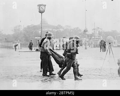 raid aérien sur Vienne . L'exercice de lutte contre les RAID aériens organisé à Vienne par le Gouvernement autrichien a été le plus réaliste à la mémoire de la Viennèse . ' poison gaz ' est monté dans les nuages , ' bombes ' a explosé et des pompiers et des travailleurs de premiers soins ont toilé au milieu des épaves de bâtiments et de véhicules . Expositions de photos , police à gaz masqué transportant une victime à la sécurité 16 septembre 1935 Banque D'Images