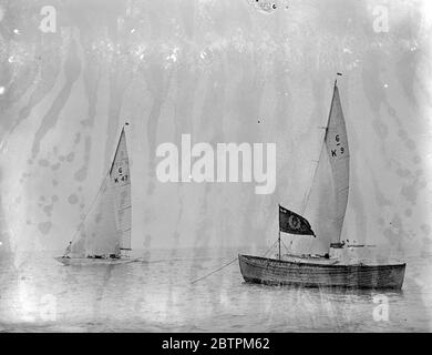 Arrondir la bouée . Les Jeux Olympiques éliminant les essais pour six mètres , monotype et yachts de classe étoile tenus sous les suspentes du Royal Corinthian Yacht Club , ont eu lieu à Burnham sur Crouch , Essex . Les courses ont lieu pour choisir les meilleurs représentants parmi ceux qui sont entrés à la course à Kiel dans les Jeux Olympiques d'août . Photos , Catherine ( K 47 ) appartenant à J D C Ewing et L H Ryan et Mona ( K 9 ) appartenant à F G Mitchell arrondissant une bouée lors des courses internationales de six mètres à Burnham . 13 mai 1936 Banque D'Images