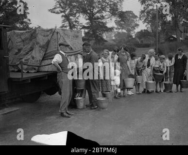 La sécheresse augmente dans Buckinghamshire . Les villages reçoivent des approvisionnements en eau de lorrys . Photos , villageois de Kingswood , Buckinghamshire , recevant leurs approvisionnements en eau d'un camion-citerne . 9 août 1935 Banque D'Images