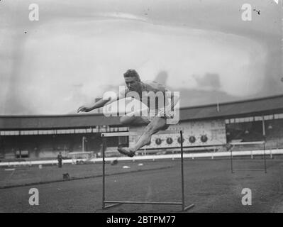 Hauteurs olympiques ! . Champion des pratiques de hurdler pour la réunion AAA . Des athlètes célèbres , dont beaucoup espèrent être inclus dans l'équipe britannique pour les Jeux Olympiques de berlin , mettent en pratique finale à la ville Blanche , Londres , pour les championnats de l'Association amateur d'athlétisme qui s'ouvrent là demain . ( vendredi ) . On s'attend à ce que de nombreux athlètes gagnants des Championnats soient inclus dans l'équipe britannique pour les Jeux . Photos , Don Finlay , le champion britannique de 120 yards , qui s'est exercé à la ville Blanche . Findlay , il est prévu qu'il s'agisse d'un mem Banque D'Images