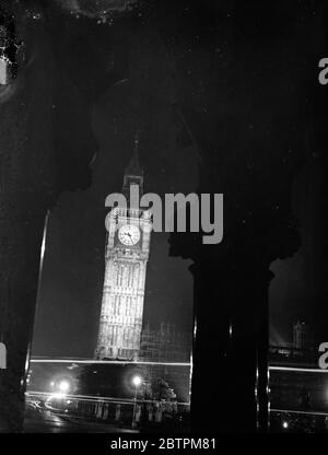 Londres illuminé à l'occasion de la conférence des ingénieurs de l'éclairage public . La photo montre le grand Ben national illuminé de la Tamise . Septembre 1935 Banque D'Images