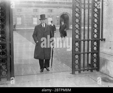 Les délégués étrangers à la Conférence de la Légion britannique reçus par le Roi , L'OMS , en tant que prince de Galles , a inauguré le mouvement pour des relations plus étroites entre alliés et ex - ex - ennemi ex - militaires , a reçu les chefs de délégations étrangères à la conférence de la Légion britannique , au Palais de Buckingham . Des représentants des pays ex - ennemis assistent à la conférence annuelle pour la première fois dans l'histoire de la Légion . Photos : ( de gauche à droite ) Lieutenant général V . Vazoff [ Vazov ] ( Bulgarie ) ; major - général Sir Frederick Maurice ; le Président ; et le général Prince Banque D'Images