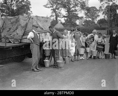 La sécheresse augmente dans Buckinghamshire . Les villages reçoivent des approvisionnements en eau de lorrys . Photos , villageois de Kingswood , Buckinghamshire , recevant leurs approvisionnements en eau d'un camion-citerne . 9 août 1935 Banque D'Images