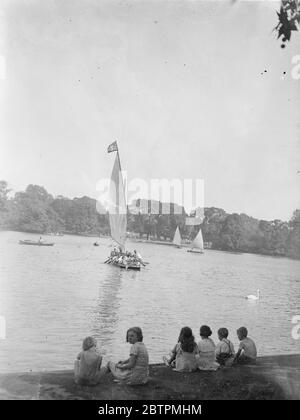 Au revoir ! Photos : yeux envieux tournés sur un bateau à voile sur le lac du parc Regent, car il part en croisière au soleil . 17 août 1936 Banque D'Images