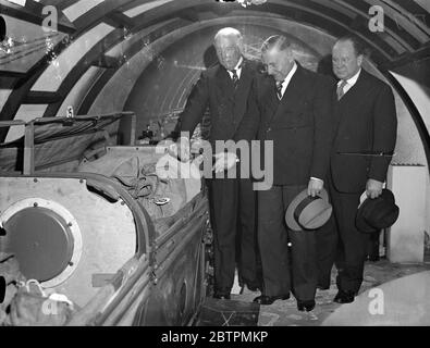 Le chemin de fer souterrain du bureau de poste sur une vue à l'exposition Charing Cross . Sir William Crawford a ouvert l'exposition de poste dans les vestibules de la station de métro Charing Cross . Le thème de l'exposition est les services de poste sous la surface , au sol et dans les airs . Photos , de gauche à droite , Lord Ashfield Head of London transport , Sir W J Womersley , Assistant Postmaster General et Sir William Crawford inspectant une section du métro de la poste , qui, avec une réplique de l'une de ses gares , est un élément de l'exposition . ce chemin de fer c Banque D'Images