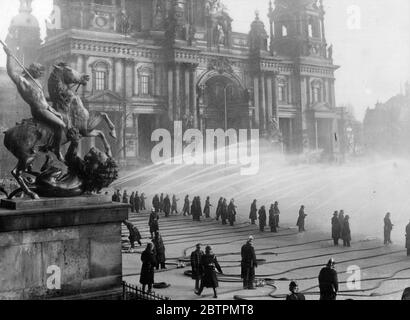 Berlin est un spray. L'exposition de l'hospe par la brigade des pompiers de Berlin en face de la cathédrale a été l'un des événements de la journée de la police allemande à Berlin. Photos : les hosépipes qui diffusent un voile de mousse sur la place en face de la cathédrale de Berlin. 18 janvier 1937 Banque D'Images