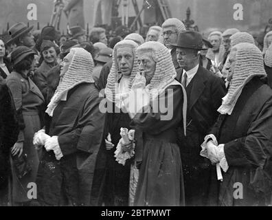 Les juges quittent l'abbaye de Westminster. Les juges se sont réunis aux tribunaux pour l'ouverture de la séance de loi de Michaelmas après avoir assisté au service annuel des juges à l'abbaye de Westminster et à la messe rouge à la cathédrale de Westminster. Photos: Le juge Sir Mordaunt Snagge du tribunal de comté de Westminster (extrême droite) vivant avec d'autres juges après le service de l'abbaye. [whig, monocle] 12 octobre 1936 Banque D'Images