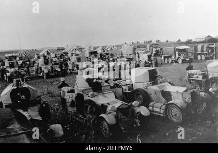 Les unités de voiture blindée britannique sont en alerte après une bataille avec les Arabes. Expositions de photos : des équipes de travailleurs d'une unité de voiture blindée britannique sont à proximité de machines dans leur camp, après une bataille avec des terroristes arabes près de Naplouse, l'un des endroits dangereux des émeutes anti-juives palestiniennes. 17 septembre 1936 Banque D'Images