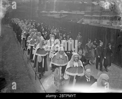 Les juges quittent l'abbaye de Westminster. Les juges se sont réunis aux tribunaux pour l'ouverture de la séance de loi de Michaelmas après avoir assisté au service annuel des juges à l'abbaye de Westminster et à la messe rouge à la cathédrale de Westminster. Spectacles photo : juges vivant après service dans l'abbaye. [whigs] 12 octobre 1936 Banque D'Images