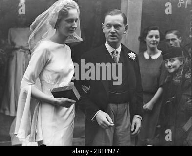 Evelyn Waugh s'est mariée à Londres. M. Evelyn Waugh, l'auteur, et Mlle Laura Herbert, la plus jeune fille de Mlle Aubrey Herbert et feu Aubrey Herbert honoraire, se sont mariés à l'église de l'Assomption, rue Warwick. La mariée a été donnée par son frère d'école de 16 ans, Amberon. Elle est un parent du comte de Carnarvon et a étudié à l'Académie royale d'Art dramatique. Le couple n'a été engagé que trois mois. Spectacles de photos, la mariée et le marié quittant l'église. 17 avril 1937 Banque D'Images