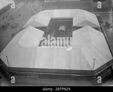 Couronnement 'aréna'. Vue panoramique des tribunes du Couronnement, qui ressemble à une arène sportive, qui occupe maintenant tout le centre de la place du Parlement, Westminster. Ces sièges offrent une excellente vue sur la procession de la nouvelle abbaye de Westminster. 14 avril 1937 Banque D'Images