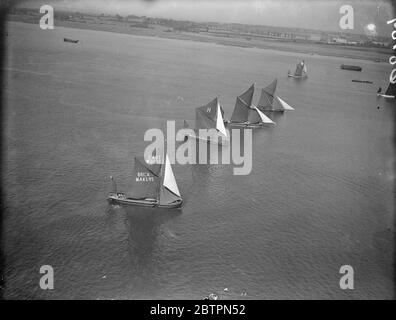 Photo de l'air. Barges à voile en course sur la Tamise. 18 concurrents, le plus grand nombre depuis la reprise des courses il y a 10 ans, ont commencé à Lower Hope point dans la course de barge de navigation de Coronation sur la Tamise. Le parcours s'est fait de Lower Hope point à la souris et de retour à Gravesend, une distance de près de 50 miles. Spectacles photo : les barges de la voile sont alignées au départ - vue aérienne. 3 juin 1937 Banque D'Images