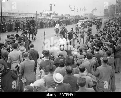 Le merlu remporte la London Brighton Walk. H A Hake (actions et prêts). Le détenteur du dossier, un de la bourse annuelle de Londres à Brighton Walk. Le merlu a été le vainqueur en 1931, 1934 et 1935. Expositions de photos, Hake finissant à Brighton, où une grande foule a accueilli le gagnant. 1er mai 1937 Banque D'Images