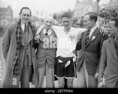 Le merlu remporte la London Brighton Walk. H A Hake (actions et prêts). Le détenteur du dossier, un de la bourse annuelle de Londres à Brighton Walk. Le merlu a été le vainqueur en 1931, 1934 et 1935. Des spectacles photo, Hake souriant après avoir terminé à Brighton, où une grande foule a accueilli le gagnant. 1er mai 1937 Banque D'Images