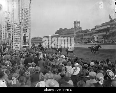 Victoires valériennes, piquets d'Ascot. Sir Abe Baileys Valerian, un des enjeux d'Ascot le premier jour de la réunion d'Ascot. Le resté sur M. R. Froome était deuxième et Sir Calidore, propriété de M. R. Redmen, troisième. Photos, la fin des courses avec Valerian sur la droite. 15 juin 1937 Banque D'Images