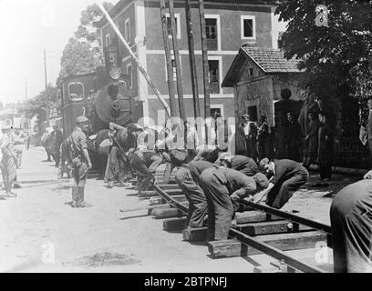 Les rebelles pressont à Bilbao. Construction d'une ligne de chemin de fer cour par cour. Les forces rebelles se ferment maintenant dans Bilbao, la capitale basque, de plusieurs directions. Les progrès ont ralenti dans une certaine mesure par la nécessité de construire des communications difficiles et prêtes à l'emploi pour remplacer celles qui ont été soufflées par les loyalistes en retraite. Des spectacles de photos, des soldats rebelles participant à Bilbao font avancer avec fiévrité pour construire une ligne de chemin de fer à la place d'une ligne qui a été naufrée par les loyalistes. 17 juin 1937 Banque D'Images