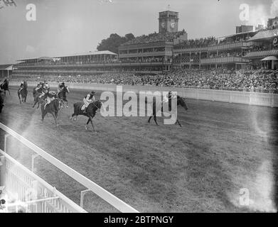 Victoires valériennes, piquets d'Ascot. Sir Abe Baileys Valerian, un des enjeux d'Ascot le premier jour de la réunion d'Ascot. Le resté sur M. R. Froome était deuxième et Sir Calidore, propriété de M. R. Redmen, troisième. Photos, la fin des courses avec Valerian sur la droite. 15 juin 1937 Banque D'Images