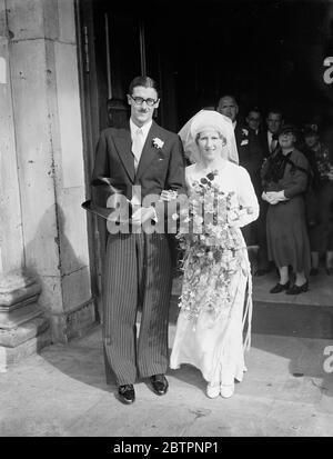 Mariage gallois à Londres. Fils du maire de Cardigan marié à St Martins. M. Vivian Williams, fils du maire de Cardigan, pays de Galles, s'est marié à l'église St Martin-in-the-Fields, Trafalgar Square, Londres, à Miss Meghan Morgan, également de Cardigan. Photos, la mariée et le marié quittant l'église. 24 septembre 1937 Banque D'Images