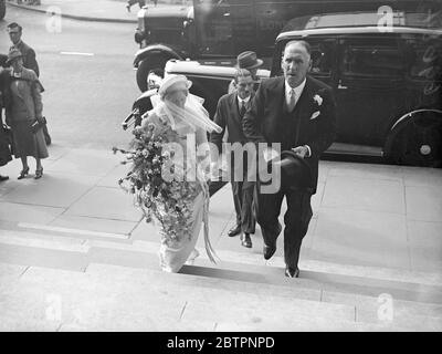 Mariage gallois à Londres. Fils du maire de Cardigan marié à St Martins. M. Vivian Williams, fils du maire de Cardigan, pays de Galles, s'est marié à l'église St Martin-in-the-Fields, Trafalgar Square, Londres, à Miss Meghan Morgan, également de Cardigan. Photos , la mariée arrivant avec M. T Bryn Davies, qui l'a donnée. 24 septembre 1937 Banque D'Images