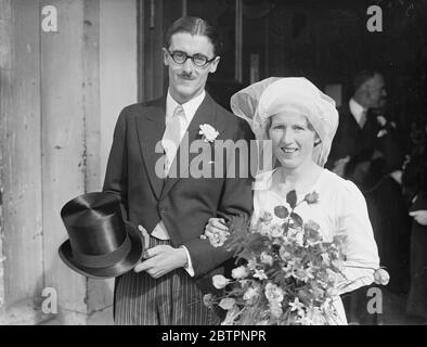 Mariage gallois à Londres. Fils du maire de Cardigan marié à St Martins. M. Vivian Williams, fils du maire de Cardigan, pays de Galles, s'est marié à l'église St Martin-in-the-Fields, Trafalgar Square, Londres, à Miss Meghan Morgan, également de Cardigan. Photos, la mariée et le marié quittant l'église. 24 septembre 1937 Banque D'Images