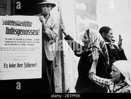 Les Allemands ont marché en Tchécoslovaquie, les premières photos originales à rejoindre Londres. Ce sont les premières images originales à atteindre Londres de l'occupation par les armées d'Hitler des régions des Sudètes en Tchécoslovaquie. Des avions spécialement affrétés et une voiture de plus de 200 miles ont été impliqués dans la transmission de ces photos en Angleterre. Photos, proclamation sur l'occupation du Sudètes par les troupes allemandes exposées à Kunzwart. Il est dirigé vers le « partenariat du peuple allemand de Sudètes » et se termine par une acclamation d'Hitler. 2 octobre 1938 Banque D'Images