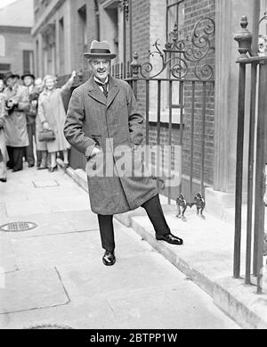 Premier revient à Downing Street. M. Neville Chamberlain, Premier ministre, est revenu au 10 Downing Street après ses vacances et prendra part à des discussions avec les ministres et Sir Neville Henderson, ambassadeur britannique à Berlin, sur la situation entre l'Allemagne et la Tchécoslovaquie. Photos, M. Neville Chamberlain à son arrivée au 10 Downing Street. 29 août 1938 Banque D'Images