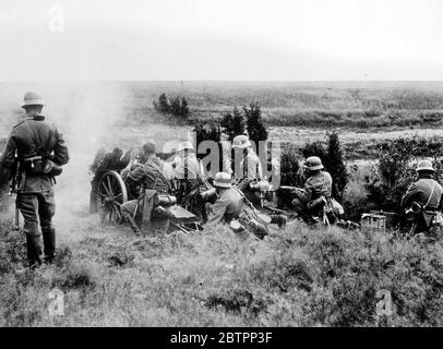 Artillerie légère dans les manoeuvres allemandes. Hitler paye une visite sur le front. Le chancelier Hitler a passé deux jours au Gross Berne avec les troupes du deuxième corps d'armée participant aux grandes manoeuvres allemandes. Expositions de photos, artillerie légère en action sur le "front" de naissance de Gross lors de la visite de Herr Hitler. 22 août 1938 Banque D'Images