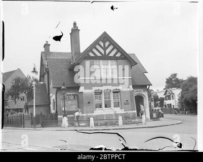 Pinner remporte la compétition police Gardens. Après quatre ans de dur labeur, l'inspecteur W C Deer et le gendarme de police S J Olver de Pinner (Middlesex) ont remporté la coupe de la Viscountess Byng pour le meilleur jardin de la compétition des jardins de police métropolitains. Le jardin du Pinner est de style rustique, avec des bains d'oiseaux et des ruches et a un verger magnifique. Expositions de photos, poste de police de Pinner. Autrichienne 16 août 1938 Banque D'Images