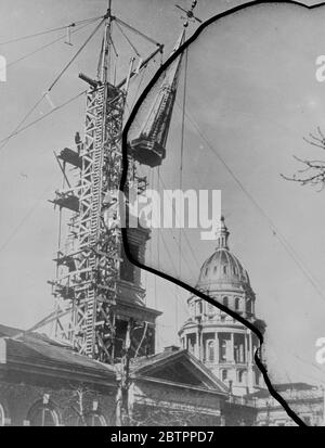 L'Église reçoit son clocher. Le mystère de la façon dont est construite un clocher de l'église est résolu dans cette image. La flèche de 160 pieds sur la nouvelle église baptiste de Denver, Colorado, a été construite sur le sol et puis élevé en position par derrick tandis qu'une foule de plusieurs milliers de personnes regardaient. Expositions de photos, le clocher de la nouvelle première église baptiste étant élevé en position à Denver, Colorado. En arrière-plan se trouve le dôme doré du capitole de l'État. 4 février 1938 Banque D'Images