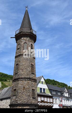 Tour médiévale de ferry à Hatzenport, vallée de la Moselle en Allemagne Banque D'Images