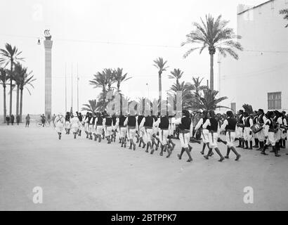 Marché libyen. Troupes en parade en uniforme traditionnel. Banque D'Images