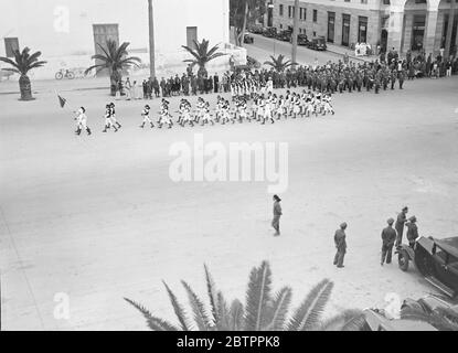 Marché libyen. Troupes en parade en uniformes traditionnels. Banque D'Images