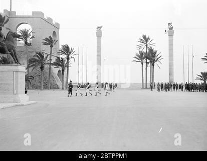 Marché libyen. Troupes en parade en uniforme traditionnel. Banque D'Images