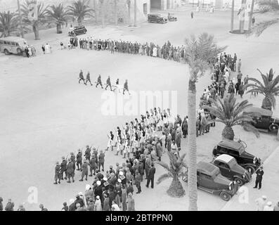 Marché libyen. Troupes en parade en uniforme traditionnel. Banque D'Images