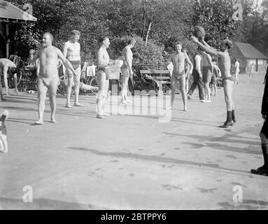 Les amateurs de soleil jouent au volley. 1933 Banque D'Images